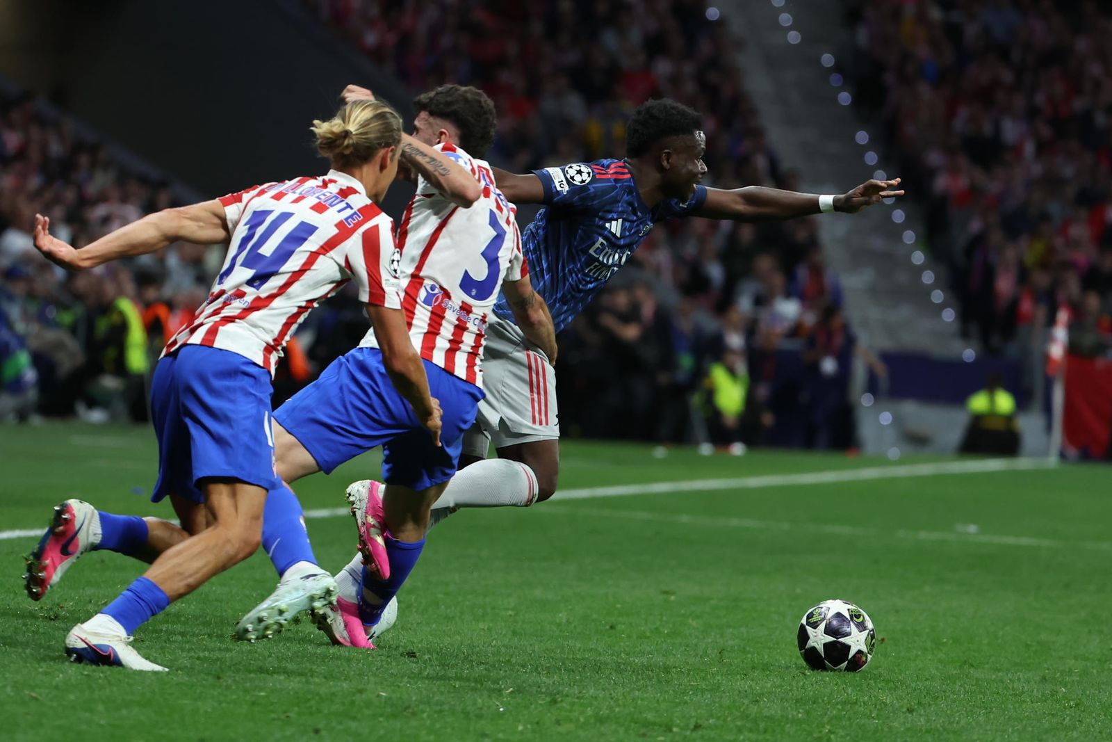 Marcos Llorente, Bukayo Saka y Matteo Ruggeri