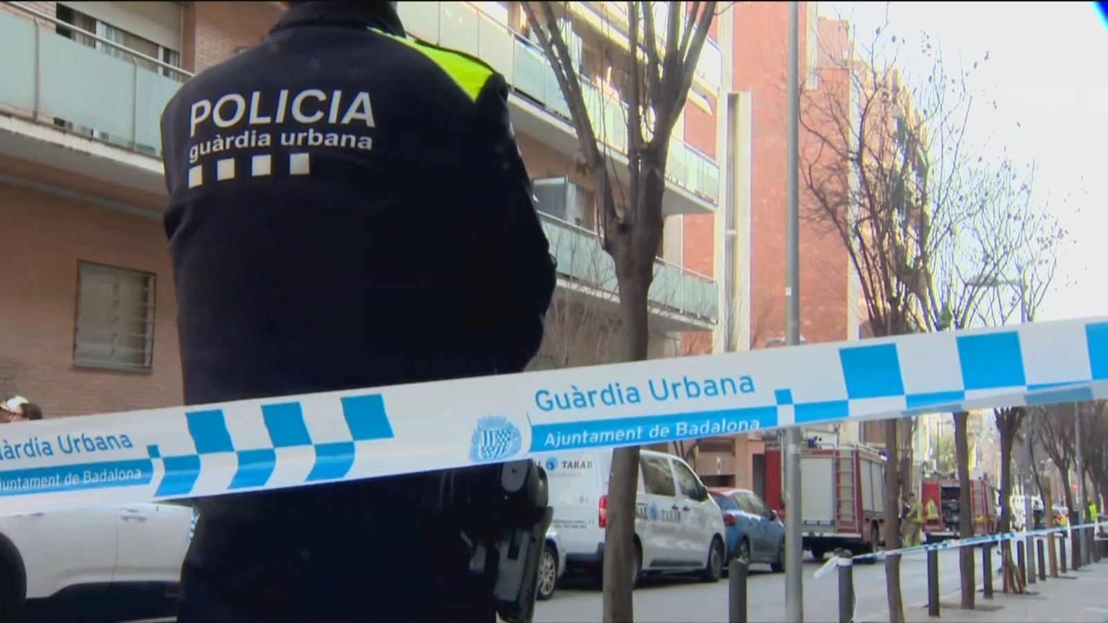 Tres personas, un hombre y dos mujeres, siguen desaparecidas 11 horas después del derrumbe de un edificio en Badalona