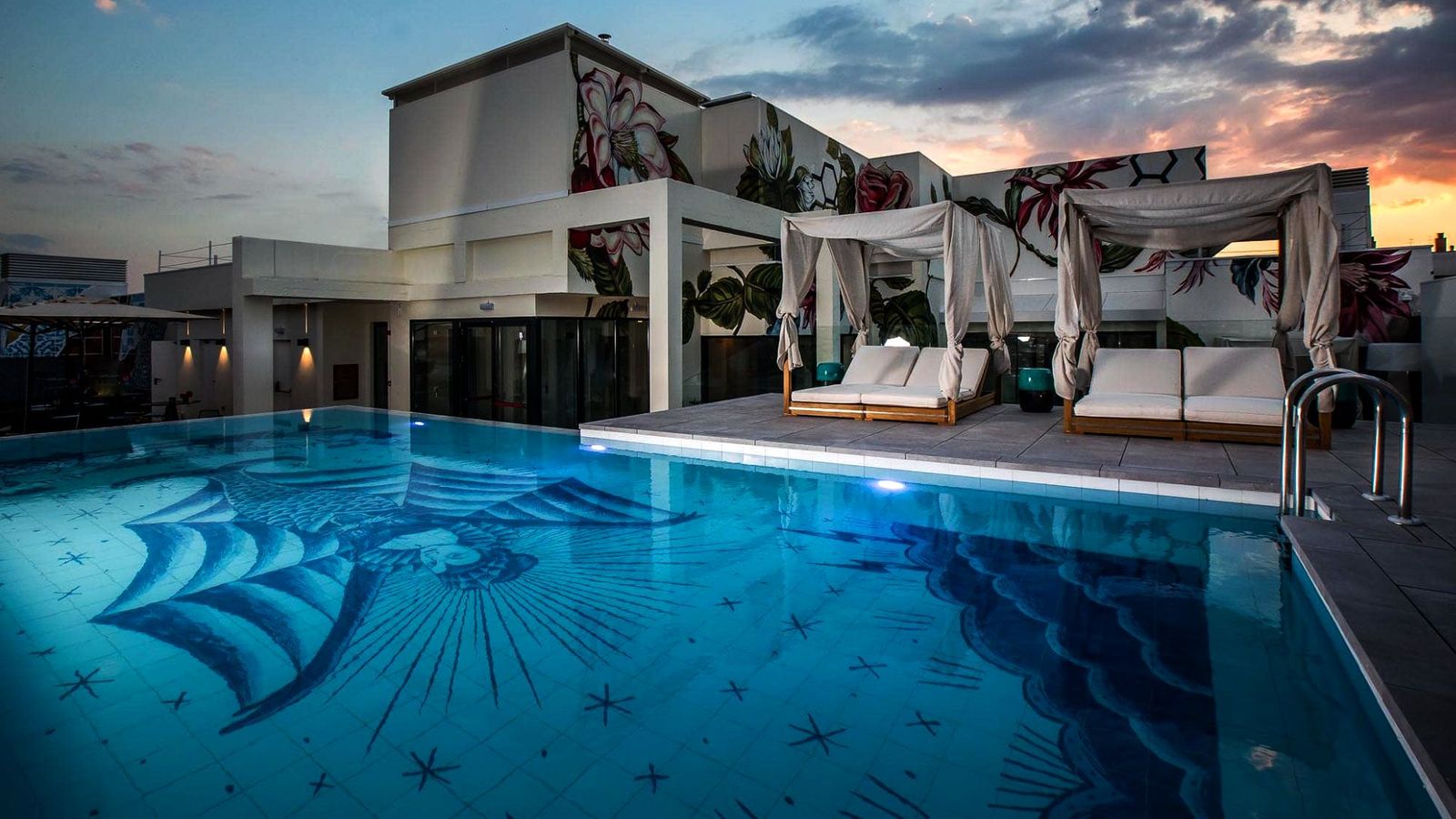 Terraceo y piscina con vistas, en Cuatro Caminos