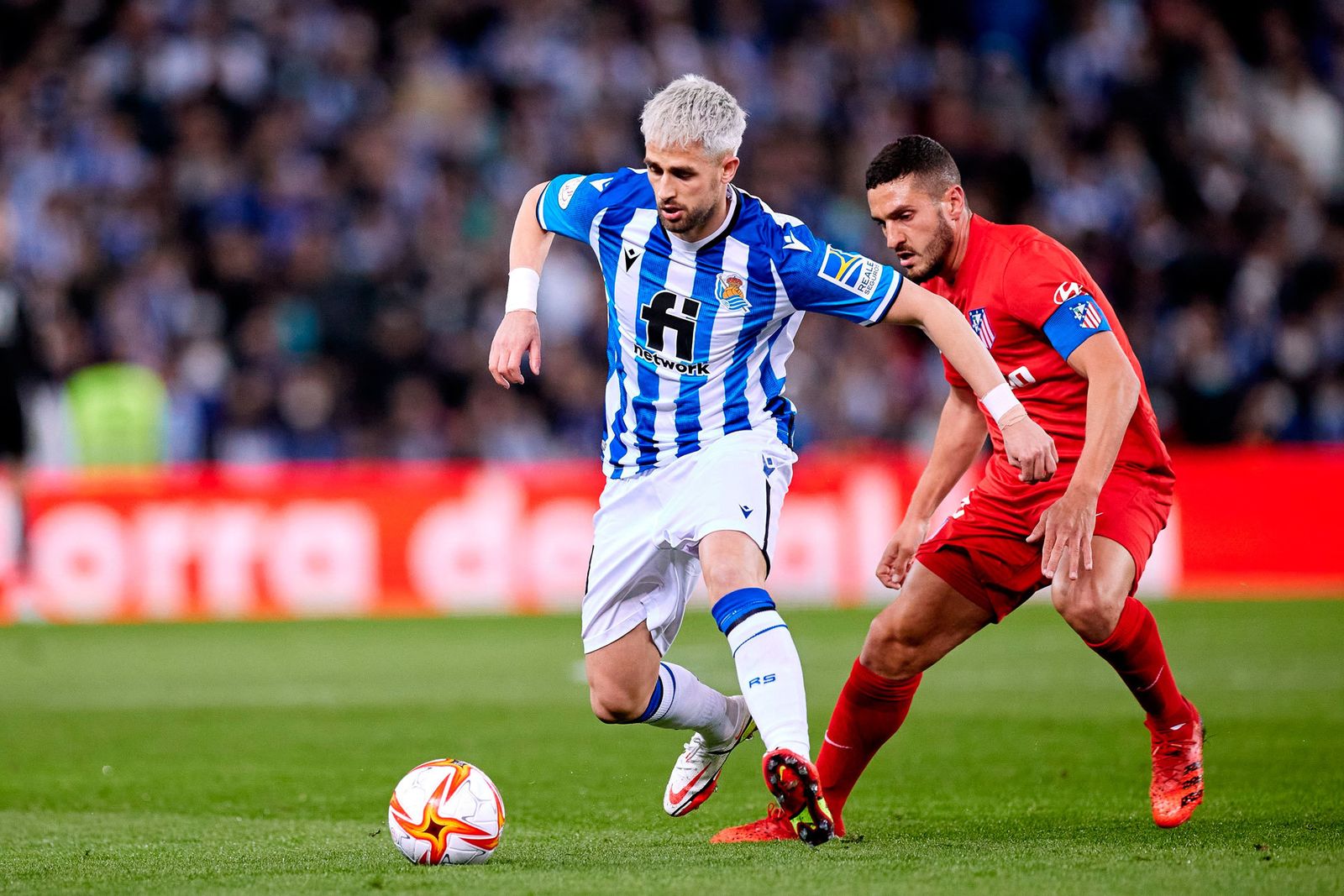 Adnan Januzaj  y Koke Resurrección disputan un balón en el partido de Copa del Rey entre la Real Sociedad y el  Atlético de Madrid