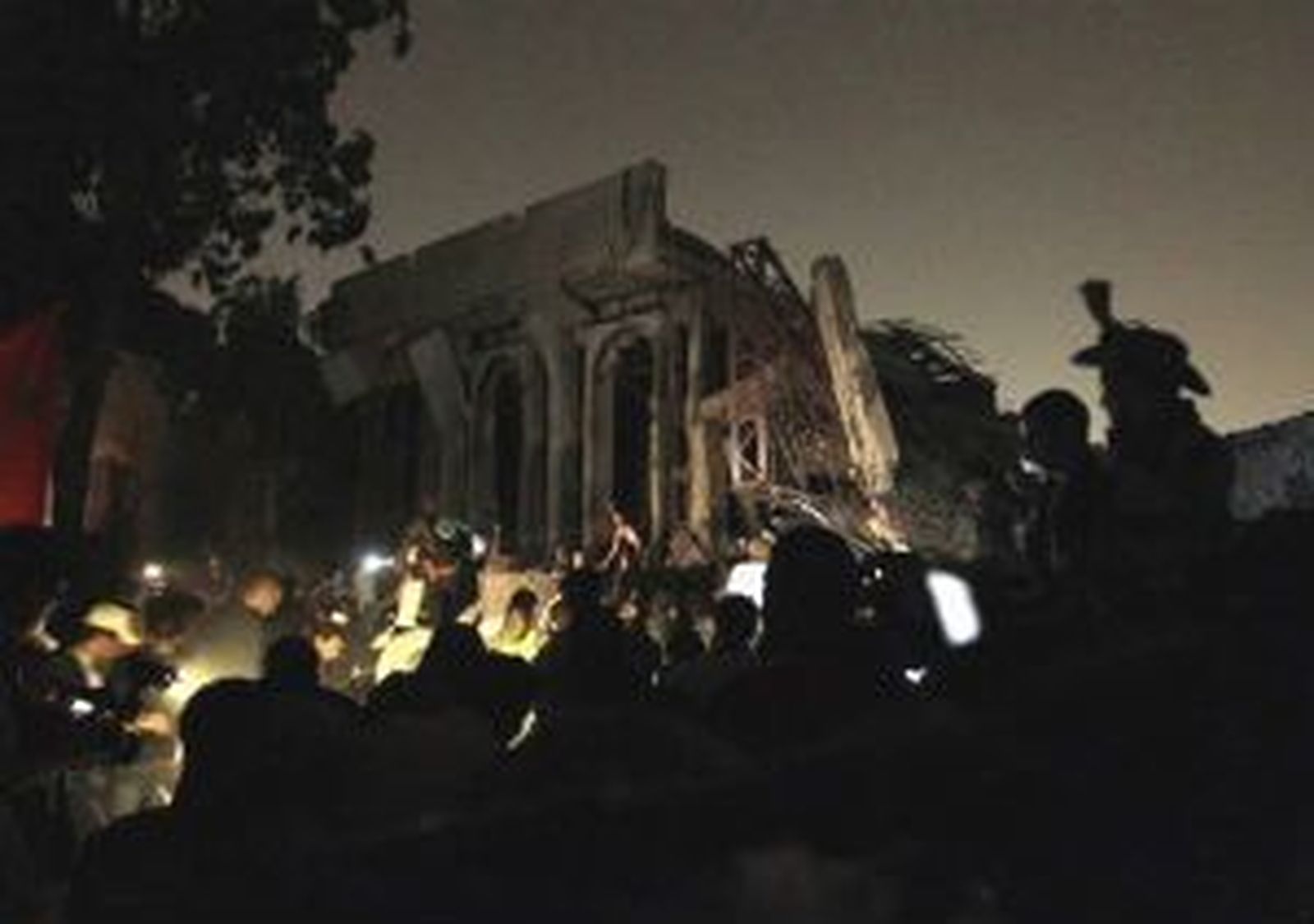 La OTAN bombardea el palacio de Gadafi y éste causa 42 muertos en Misrata