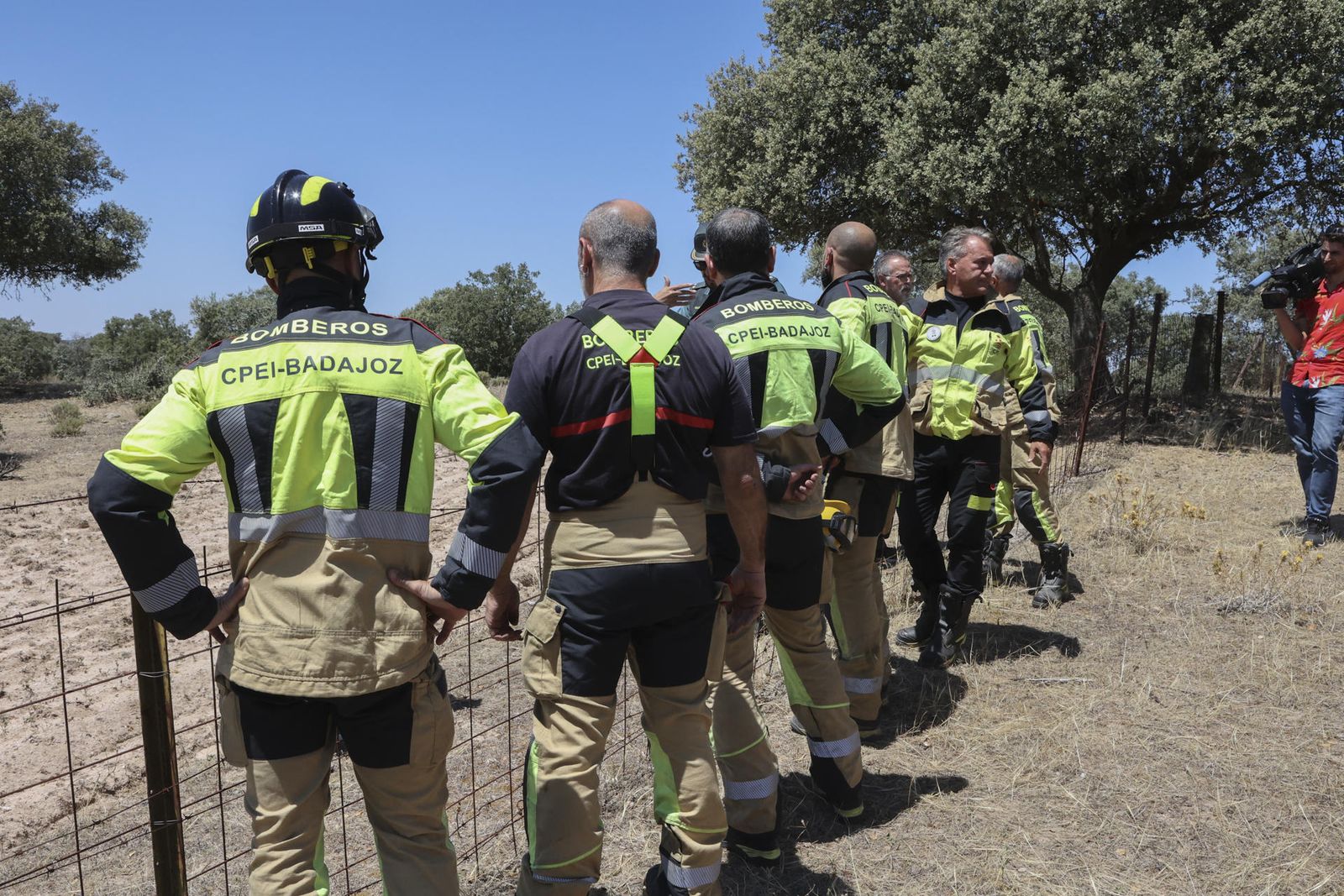 Efectivos del cuerpo de bomberos revisan el lugar donde se estrelló una avioneta en Mérida