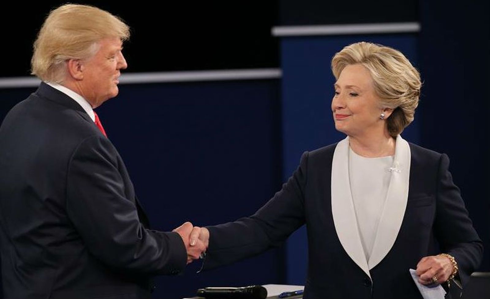 Trump trata de arrancar votos en un mapa electoral que favorece a Clinton