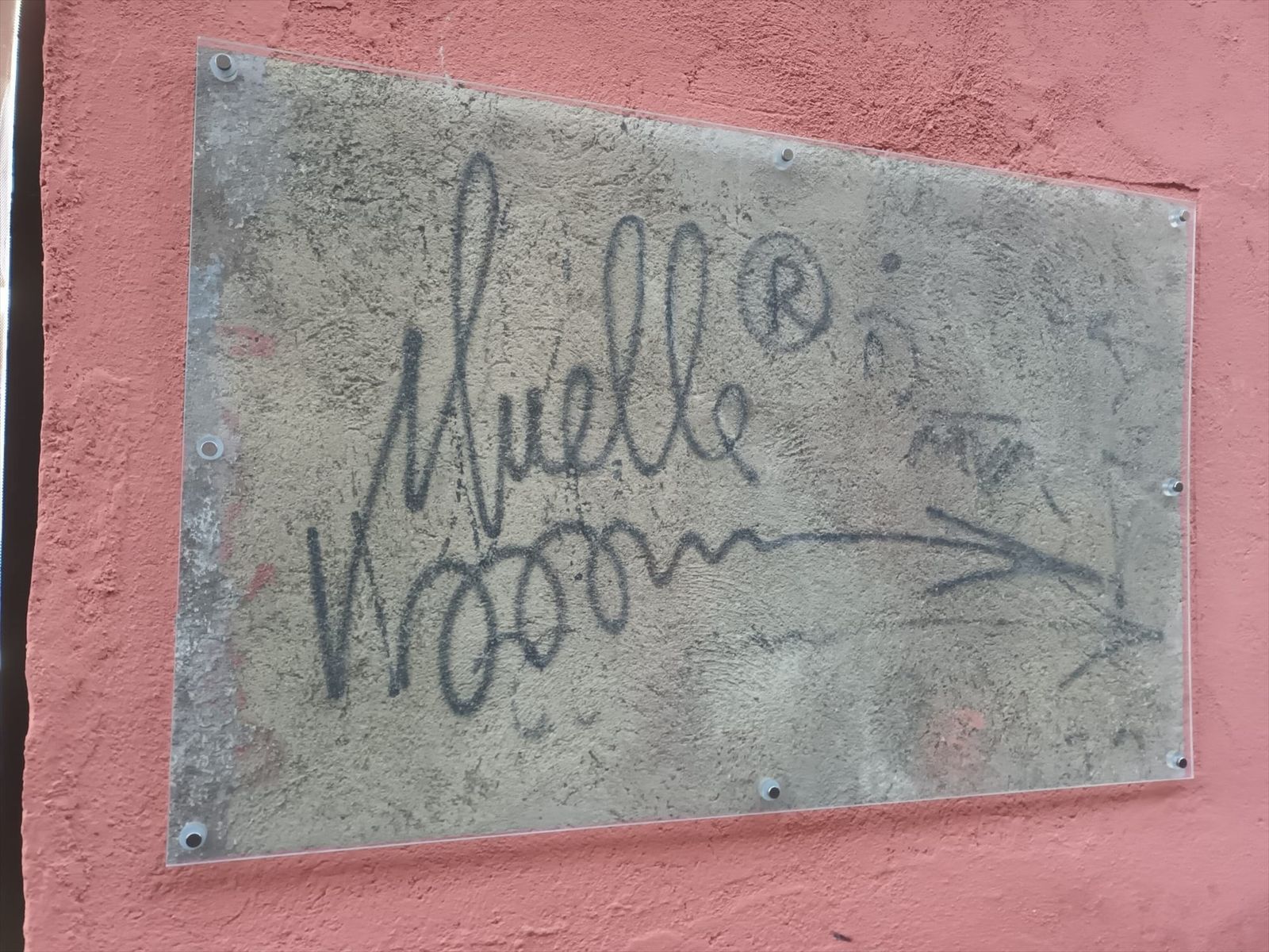 Firma del grafitero 'Muelle' rescatada en la Cava Alta, restaurada tras una nueva vandalización