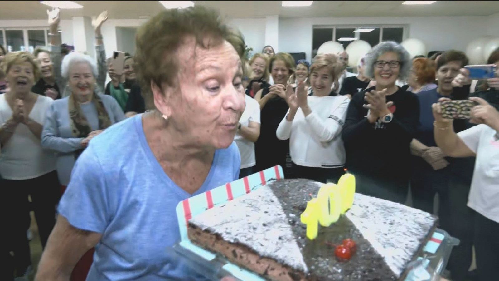 Carmen, la mujer que cumple 100 años en el gimnasio