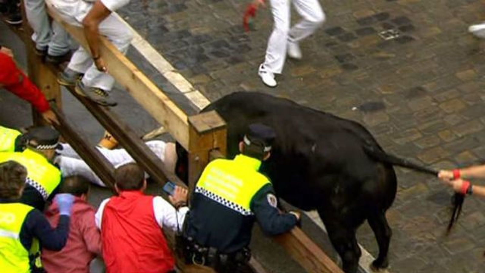 Tercer encierro largo y muy peligroso con al menos dos mozo corneados