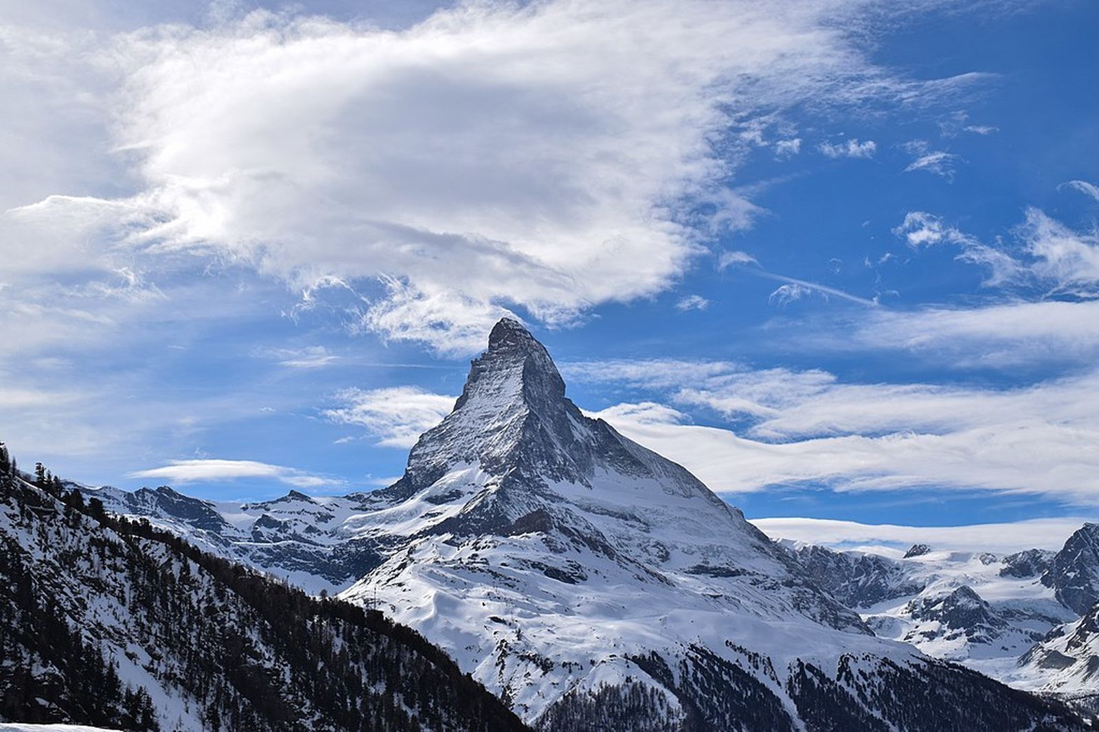 El monte Matterhorn o Cervino, en los Alpes (4.478 metros)