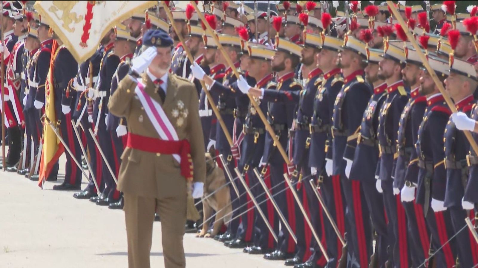 Felipe VI preside la jura de bandera de los nuevos miembros de la Guardia Real
