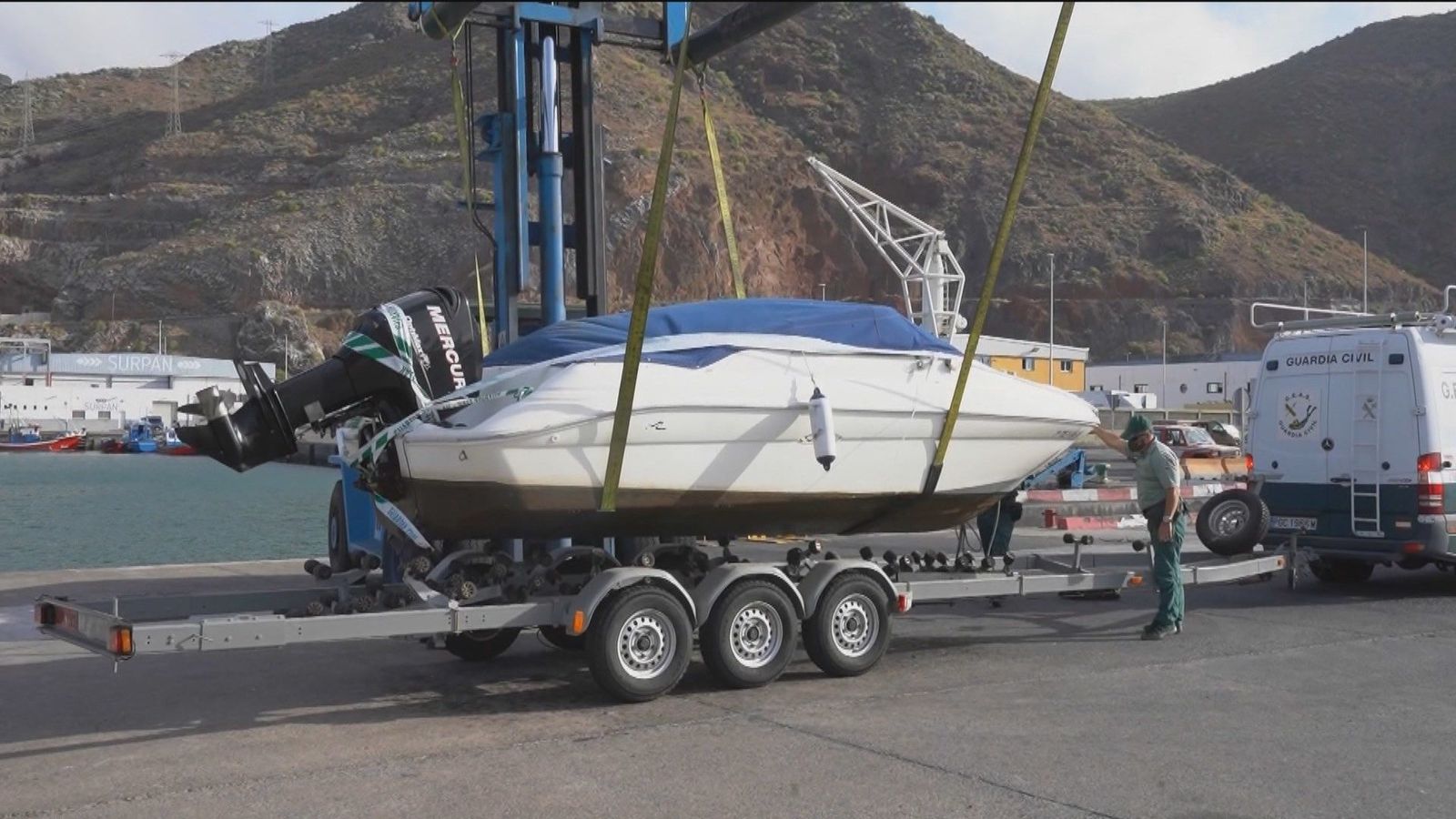 La Guardia Civil vuelve a inspeccionar la lancha y el coche del padre de las niñas desaparecidas en Tenerife