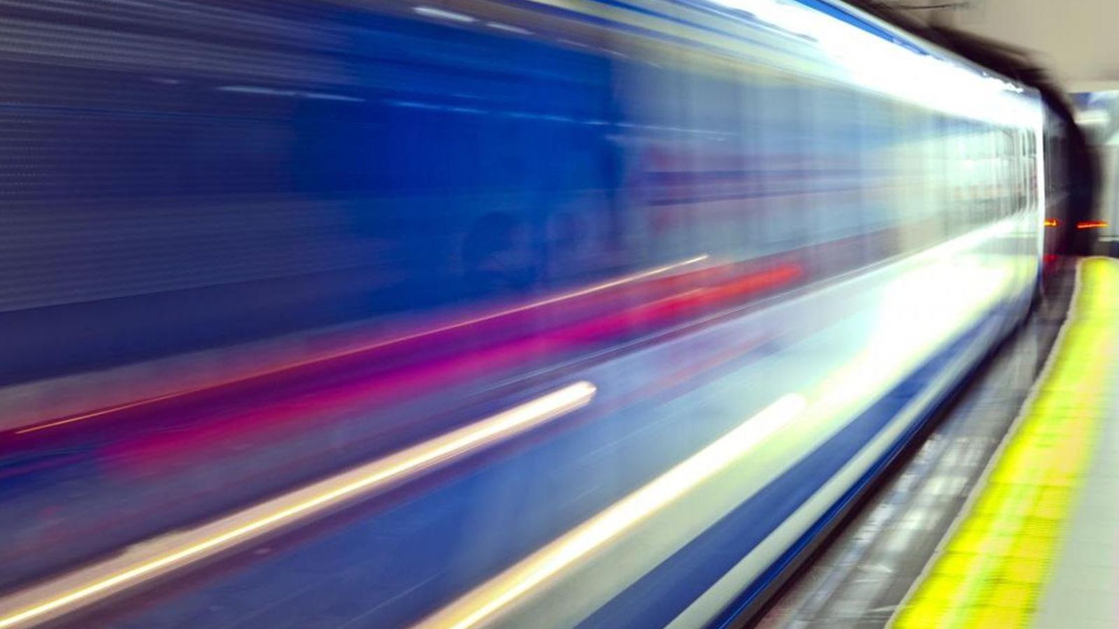 Un tren de Metro de Madrid en movimiento