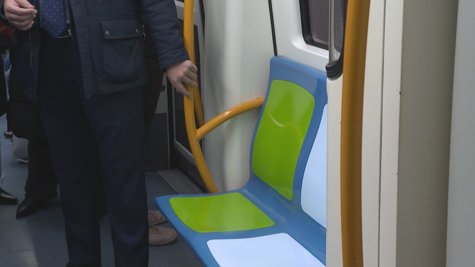 Metro amplía a todas las líneas los asientos verdes reservados para personas con movilidad reducida