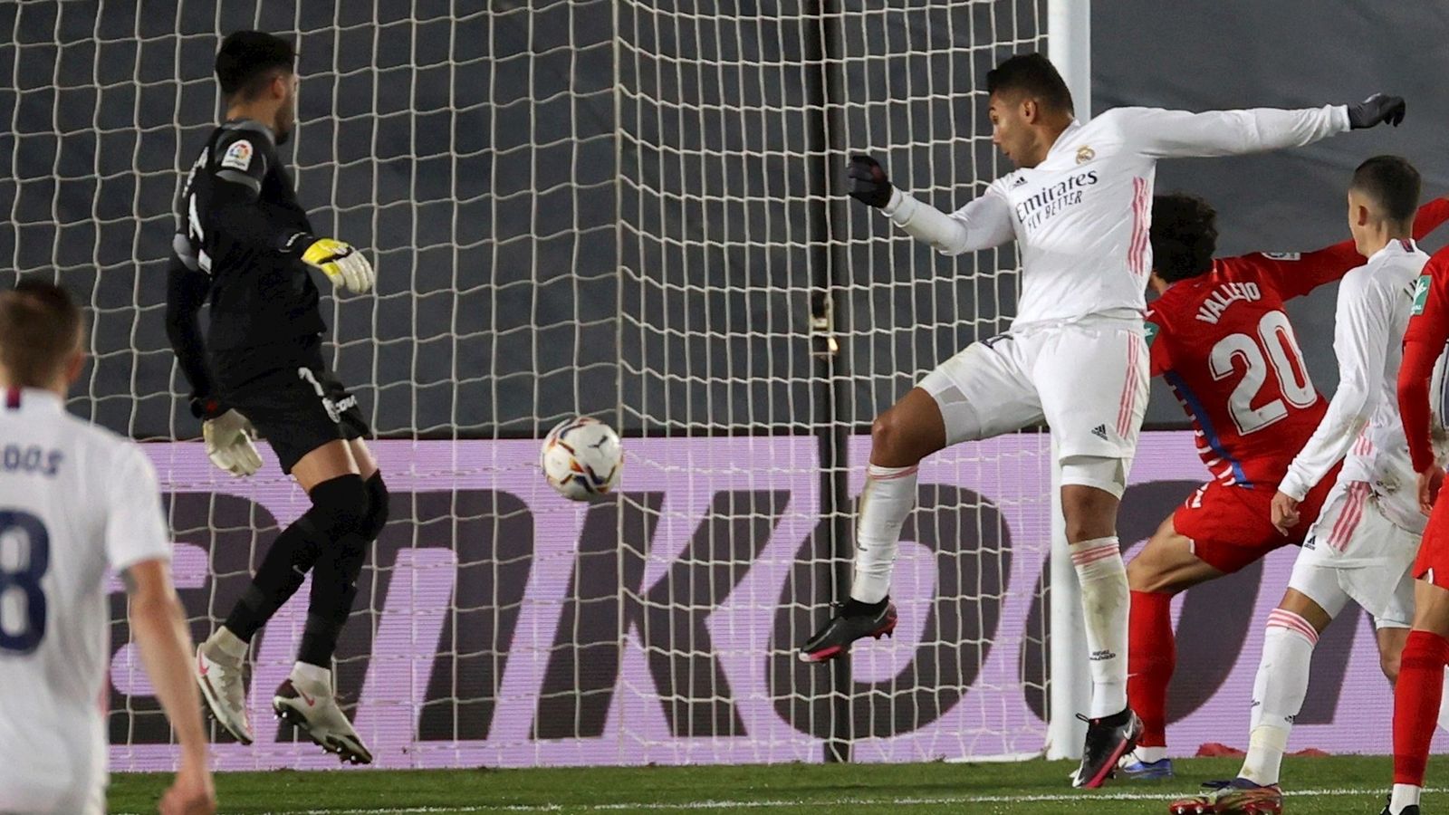 Casemiro marca al Granada