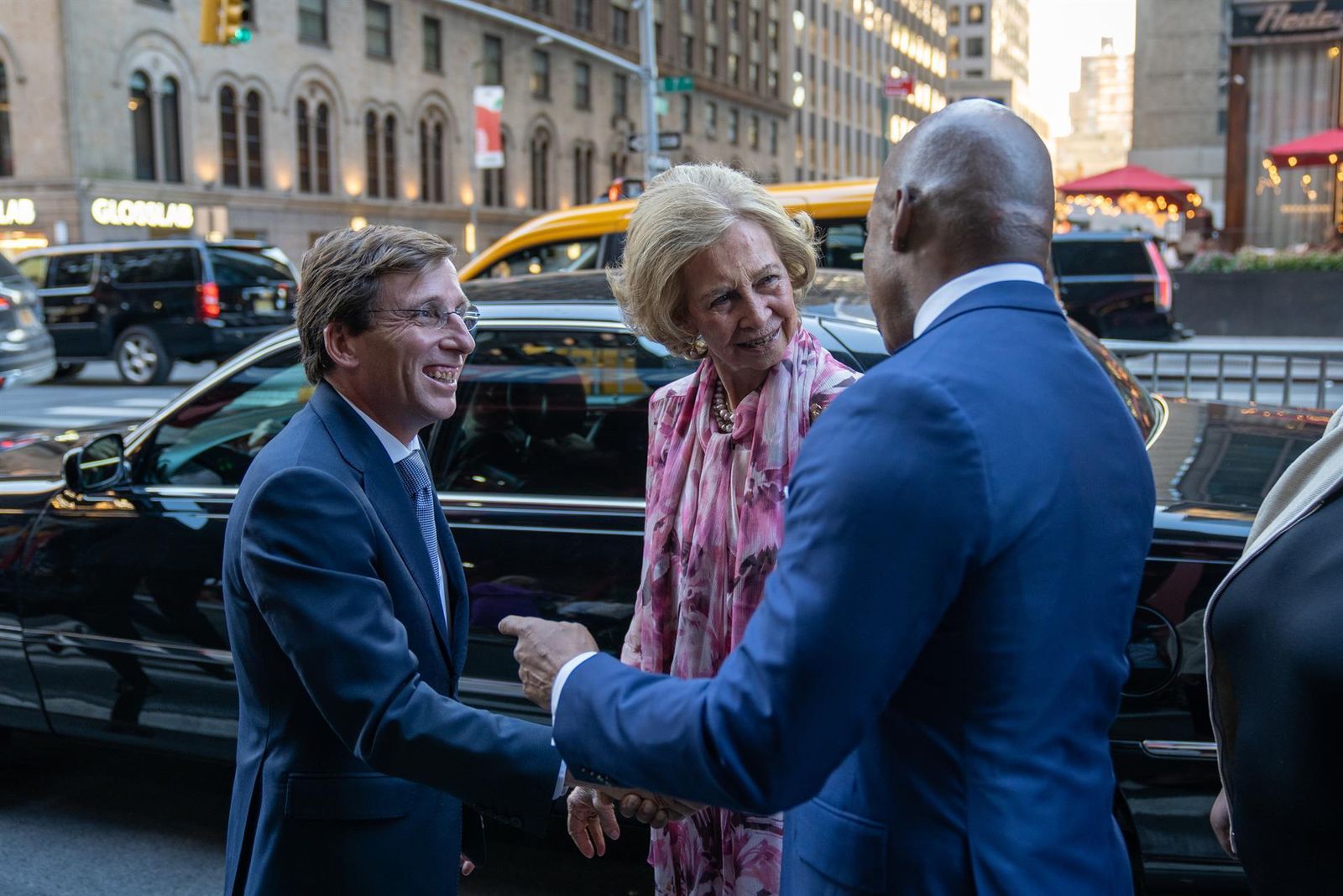 Almeida y la reina emérita Sofía saludan al alcalde de Nueva York