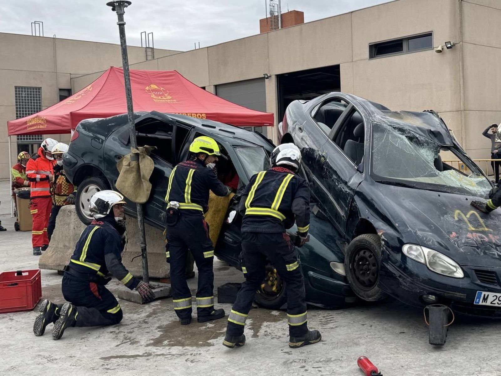 Ensayo Bomberos de la Comunidad de Madrid para un rescate en accidente de tráfico