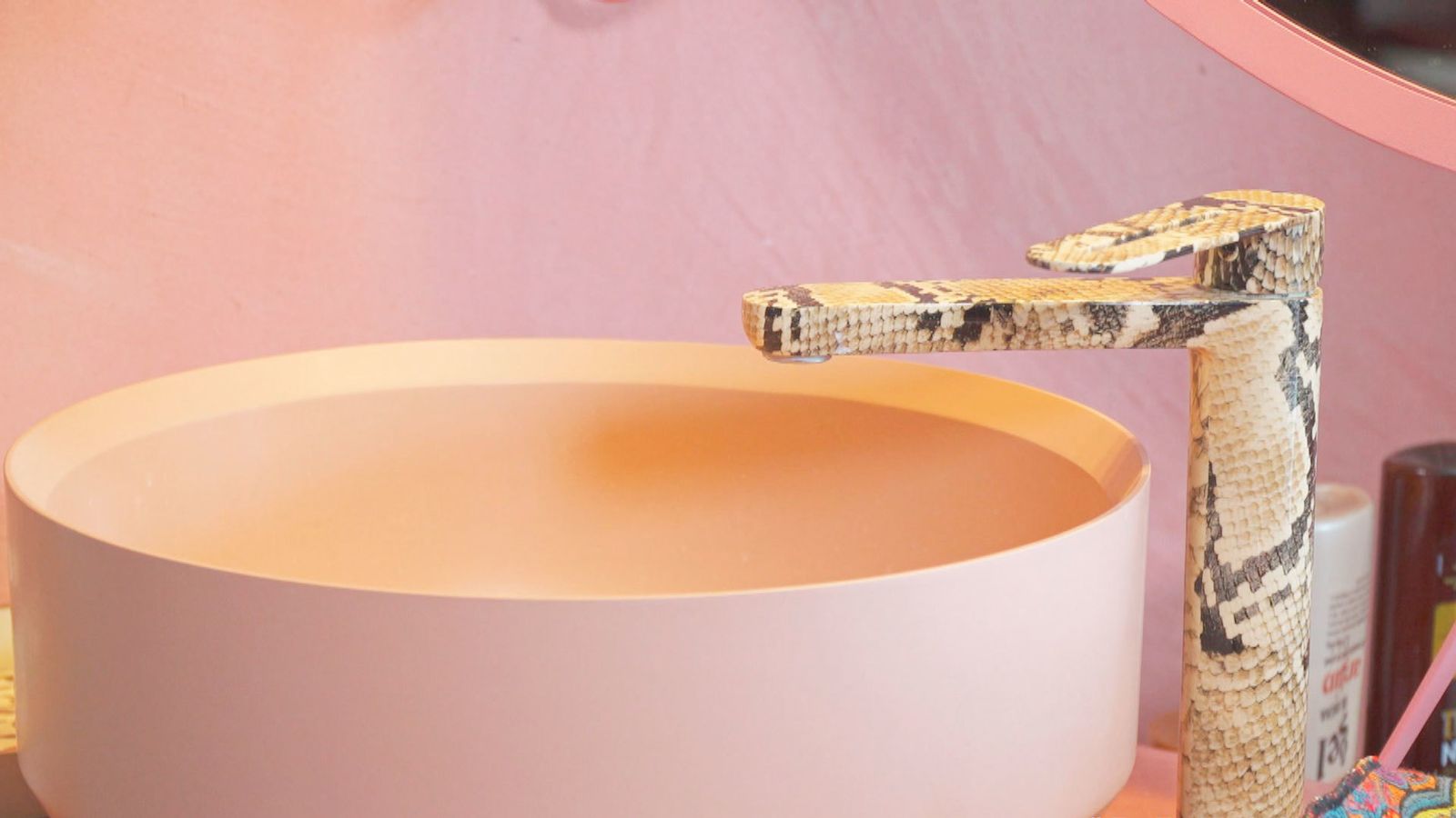Los detalles importan. En esta casa, grifo y ducha están forrados con piel de serpiente.