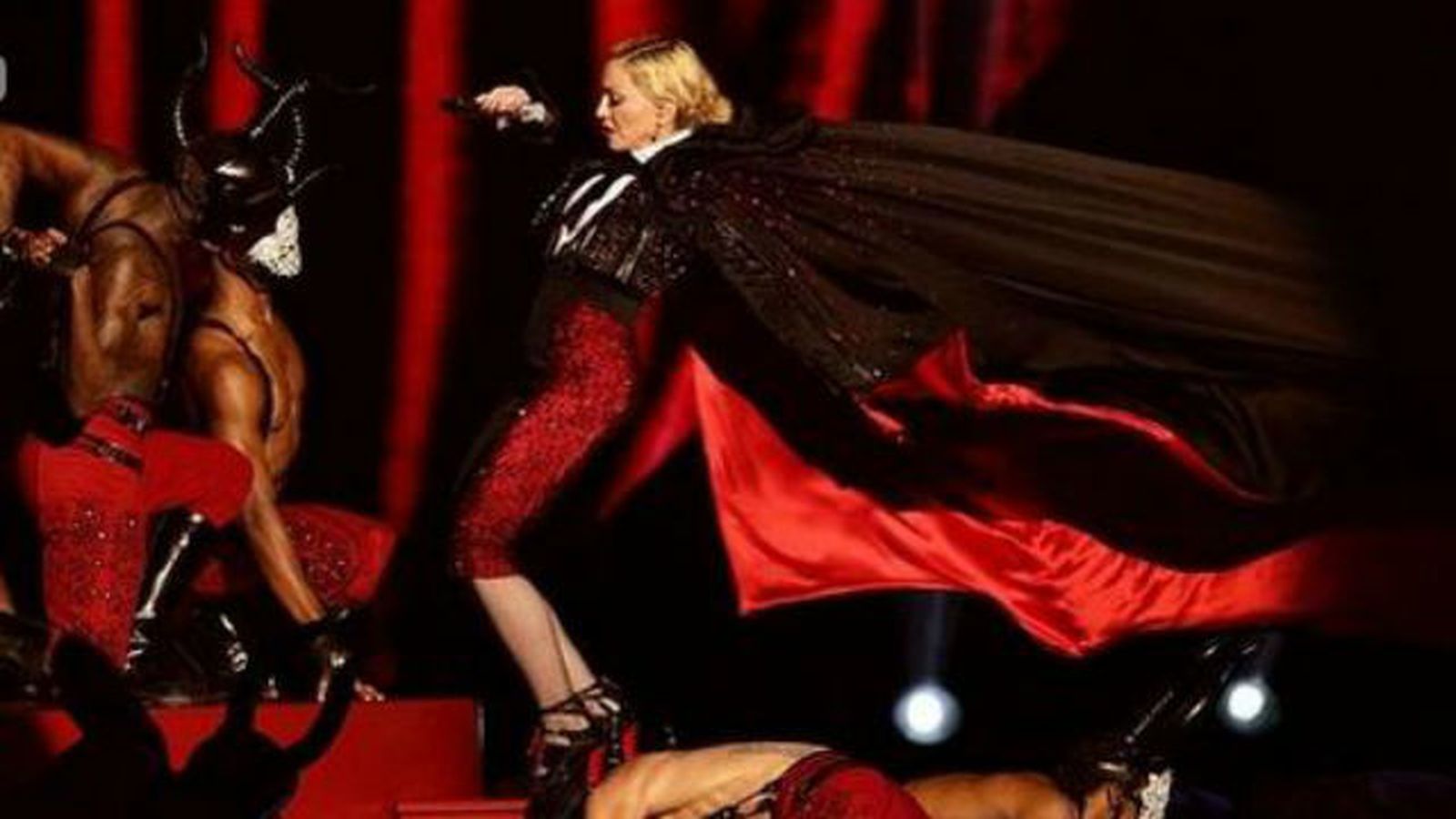 Aparatosa caída de Madonna en los Brit Awards