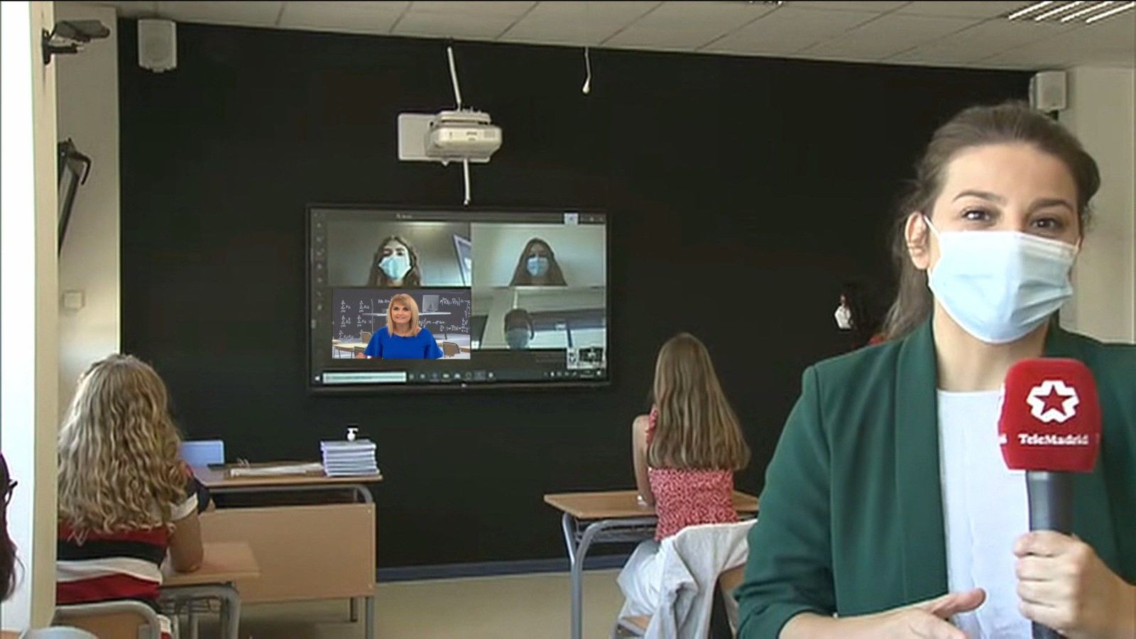 Alumnos de ESO y Bachillerato siguen las clases desde casa en aulas híbridas
