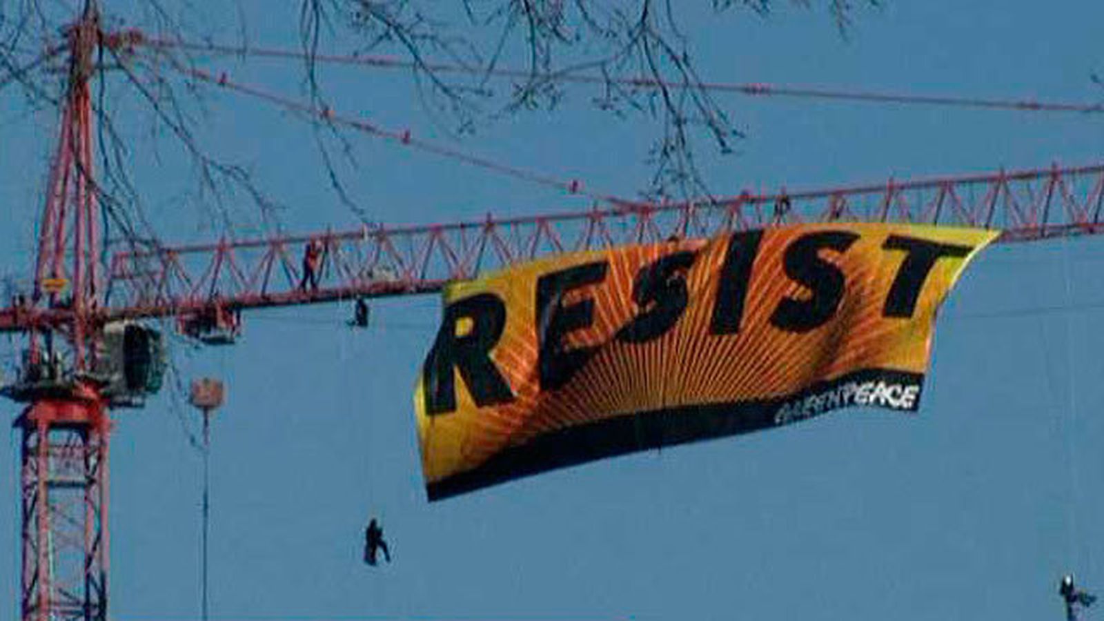 Activistas de Greenpeace desplegan una pancarta