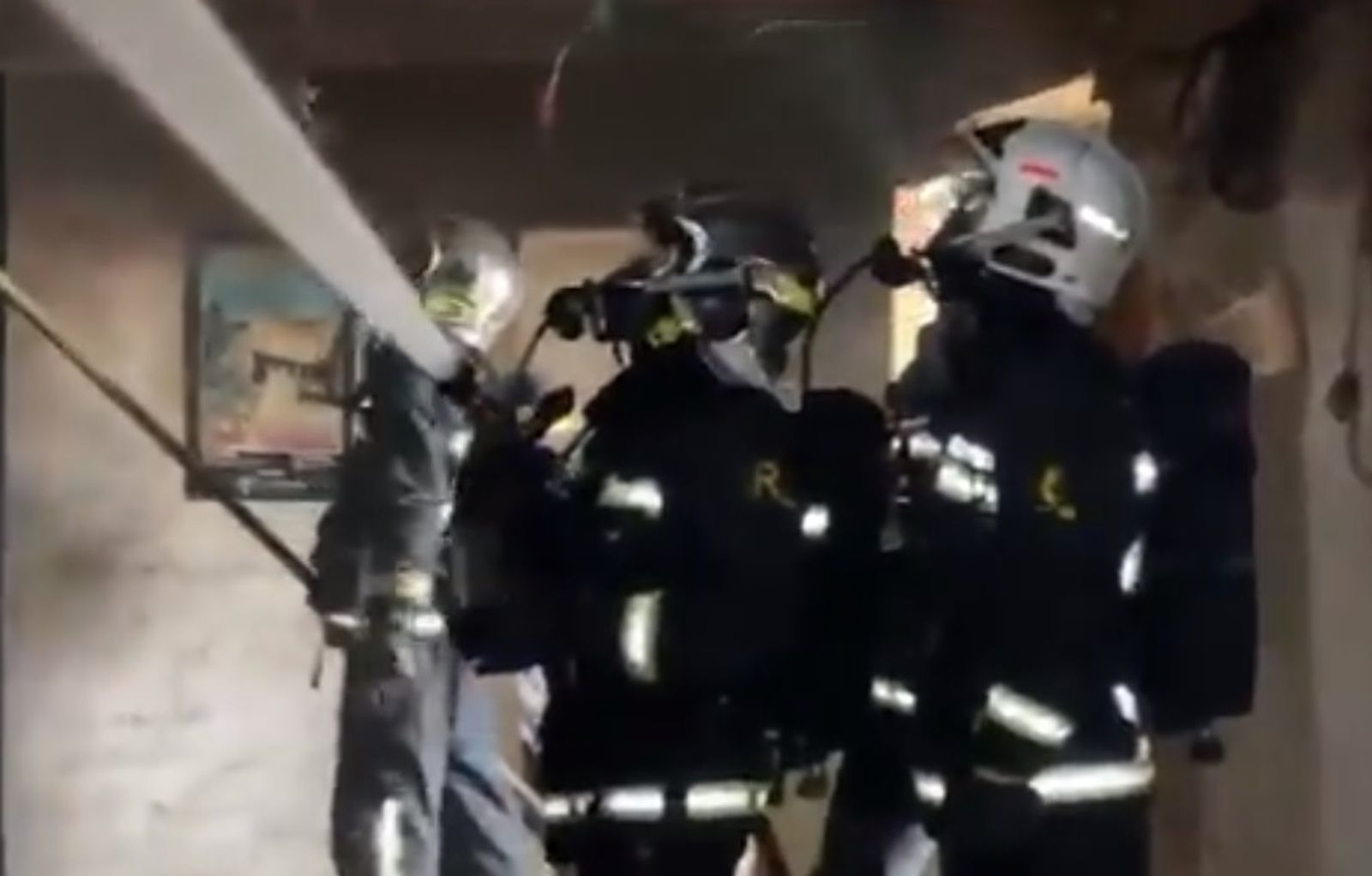 Bomberos actuando en el interior de la vivienda siniestrada