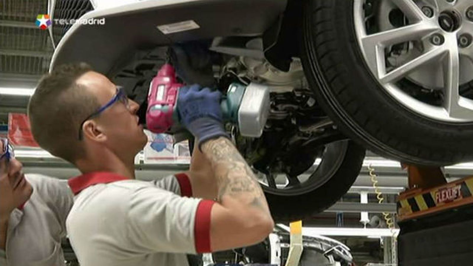 Trabajadores en montaje de coches