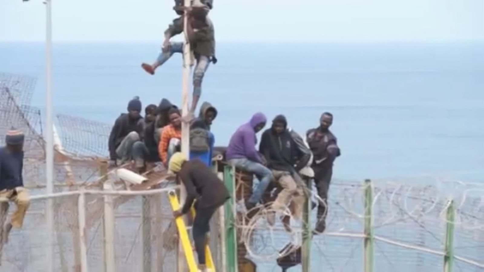 El Gobierno retirará las concertinas de "las zonas más vulnerables" de Ceuta y Melilla