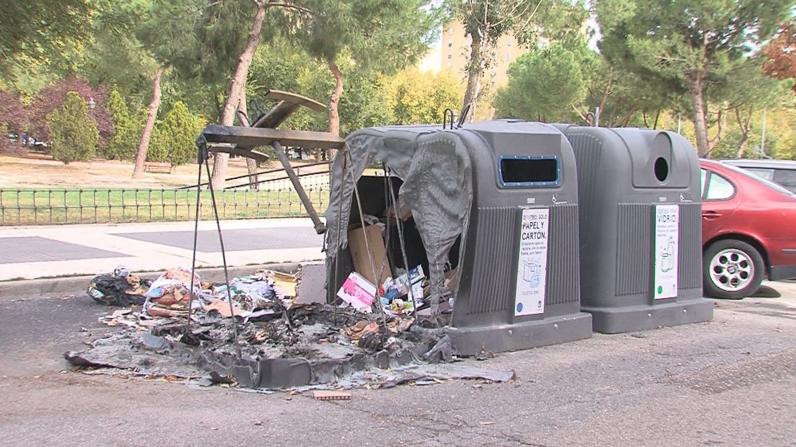 Los vecinos de Orcasitas denuncian la quema de varios contenedores