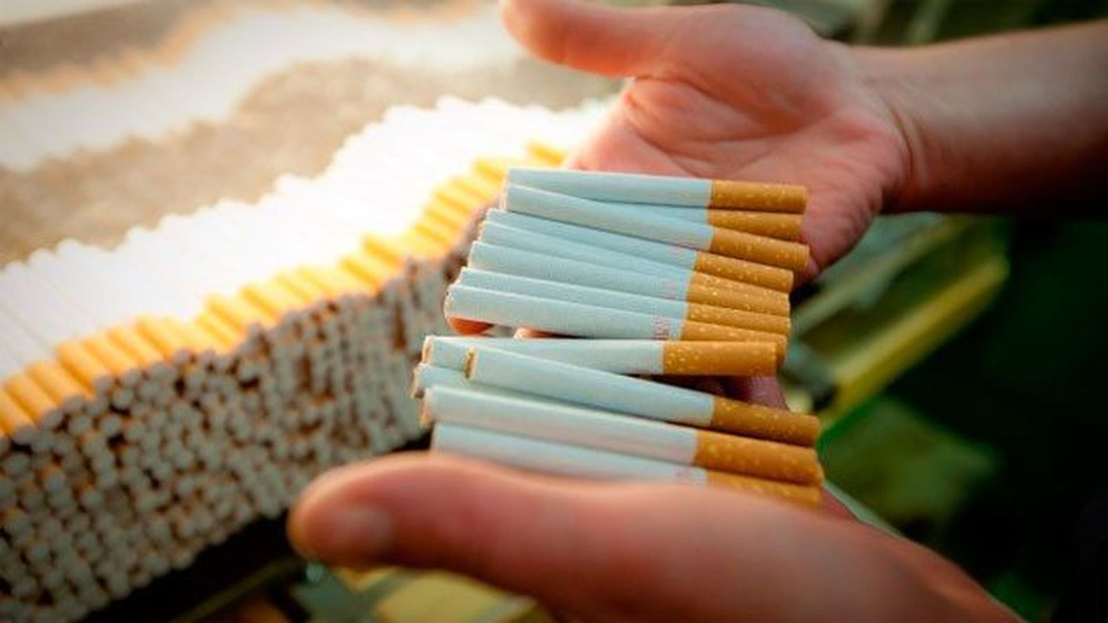 La mitad de los españoles a favor de prohibir fumar en los coches privados