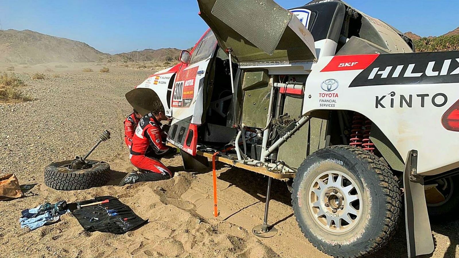 Alonso sigue en el Dakar tras chocar contra una roca