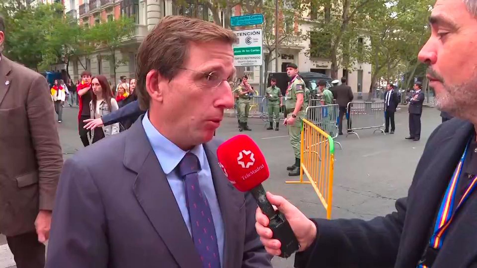 Almeida, sobre la decisión de Abascal de seguir el desfile desde la calle: "El Rey está por encima de todos"