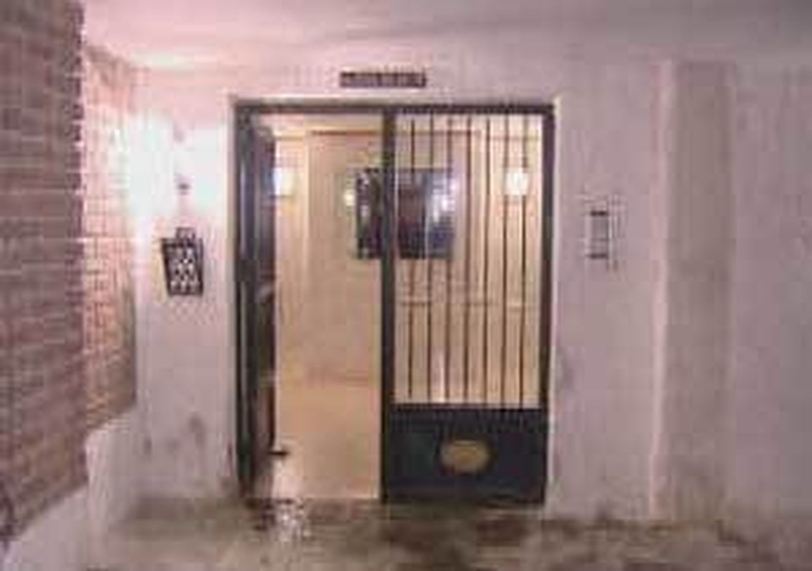 Una mujer intoxicada grave tras declararse un incendio en su vivienda en Collado Villalba