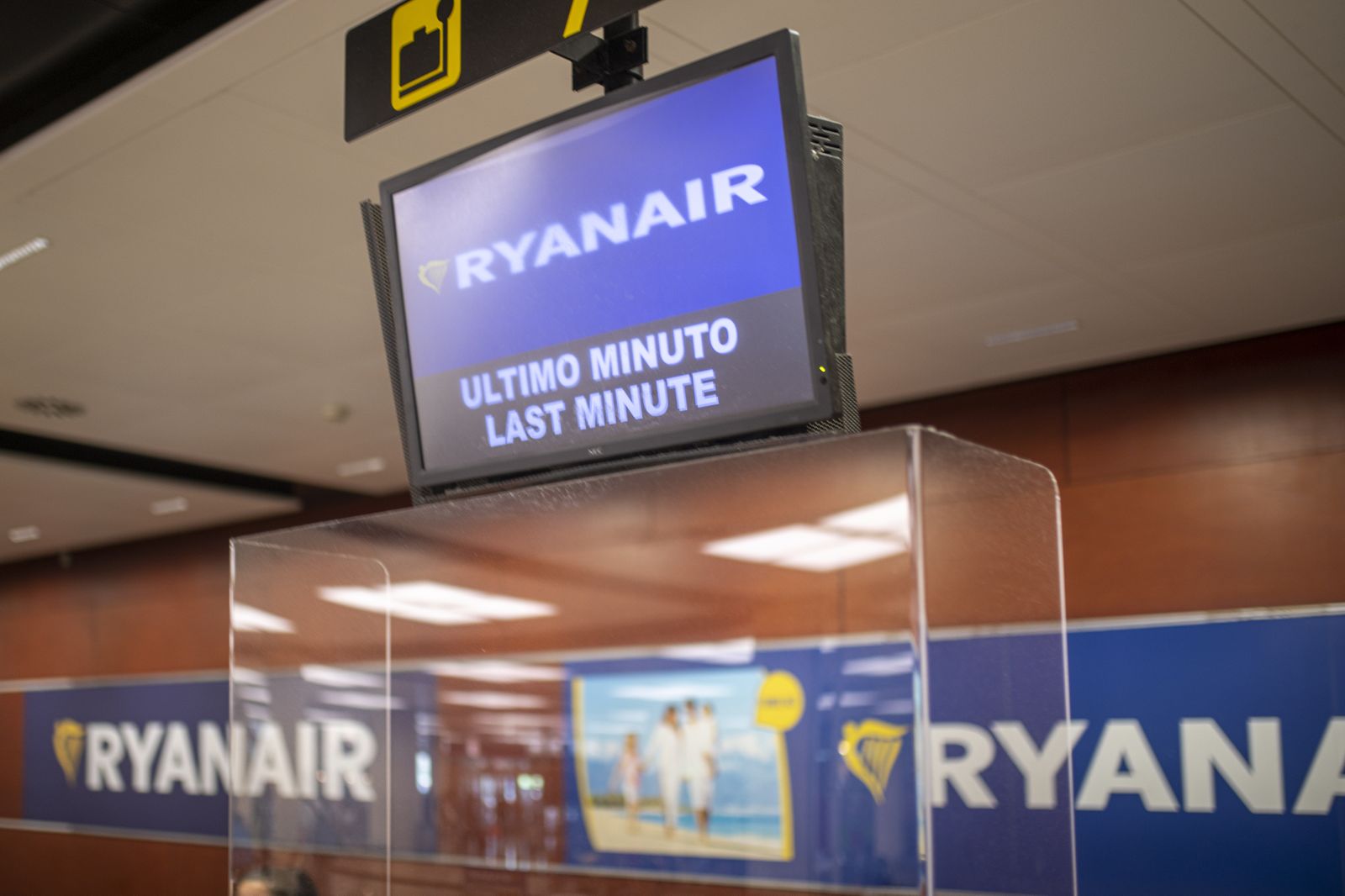 Pantalla en una ventanilla de Ryanair en el Aeropuerto Josep Tarradellas Barcelona-El Prat