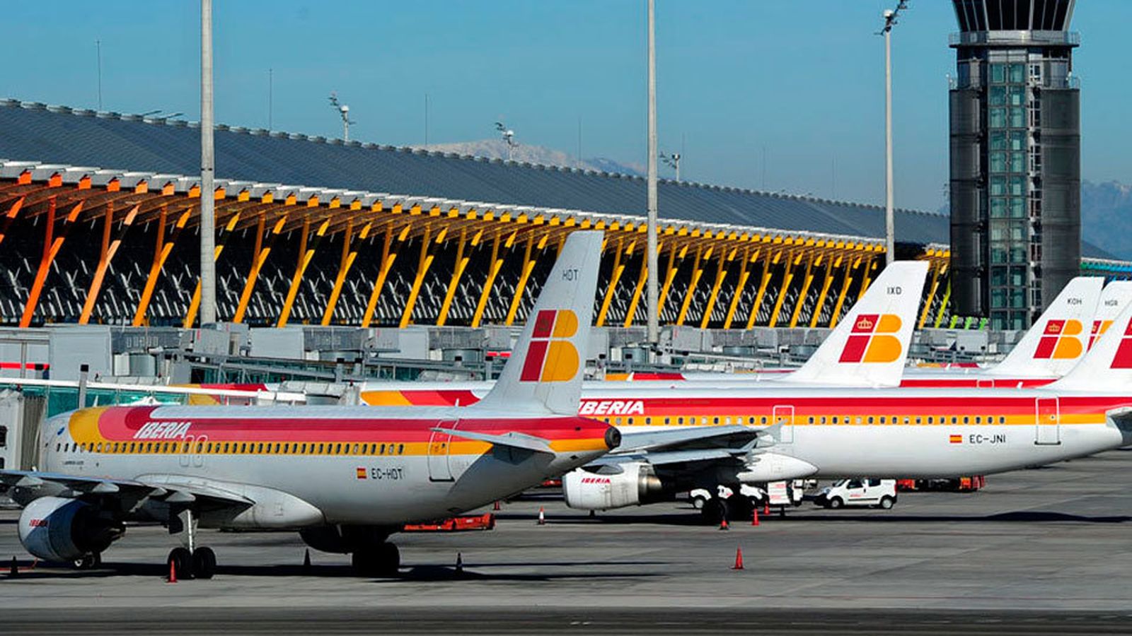 Aumentan los pasajeros de avión y AVE