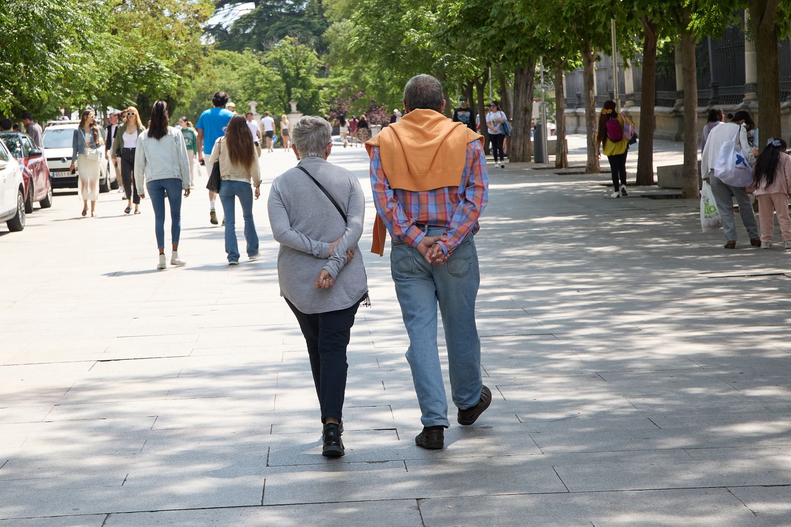 Una pareja caminando