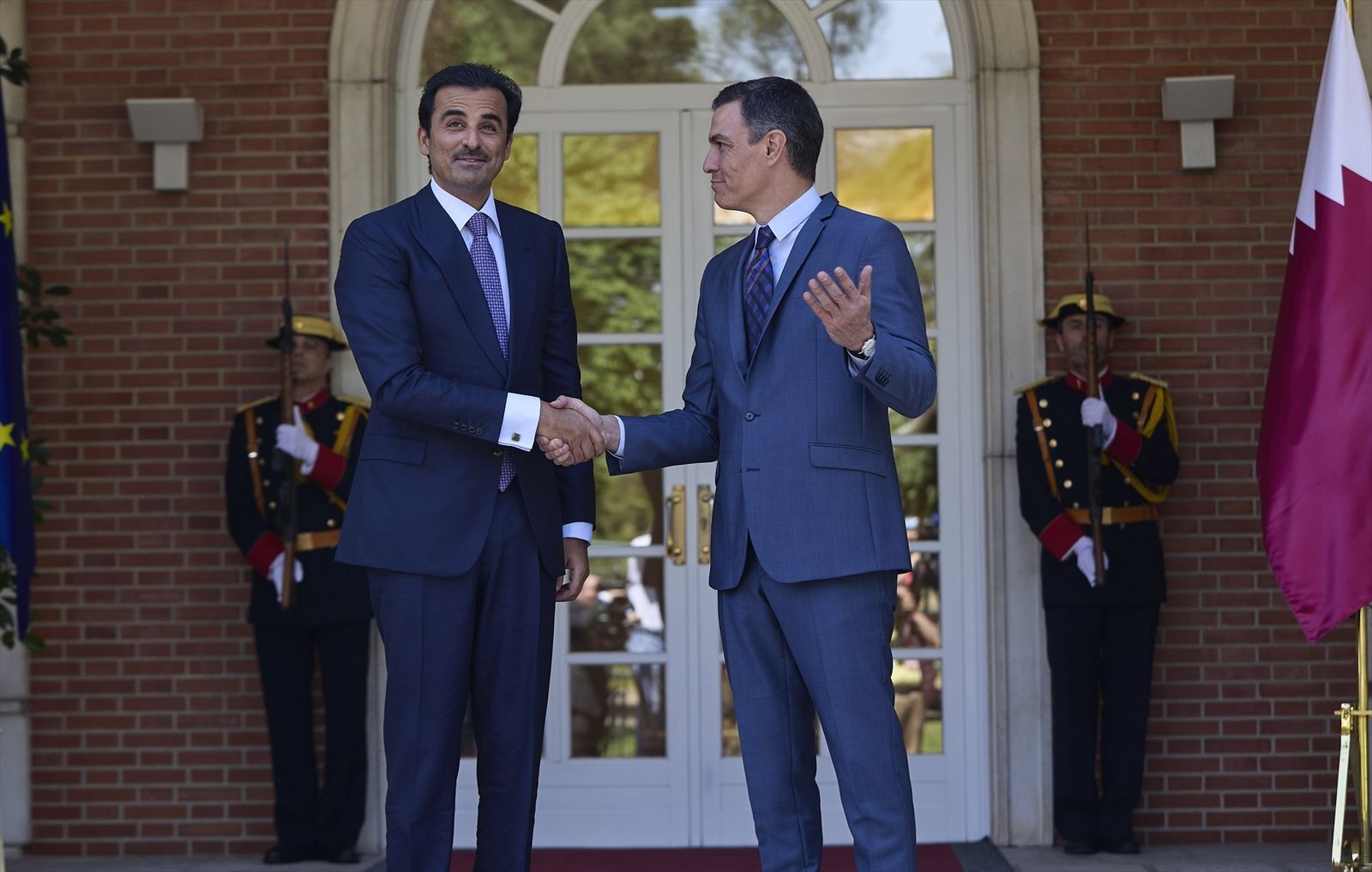 El Emir de Qatar, Tamim bin Hamad Al Thani (i) y el presidente del Gobierno, Pedro Sánchez