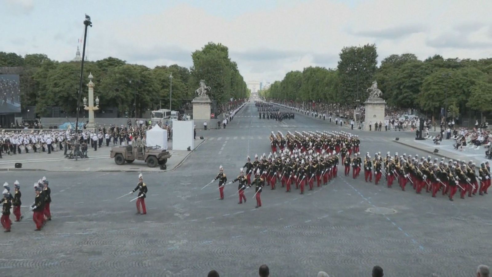 Francia exhibe músculo militar y alianzas en su desfile del 14 de julio