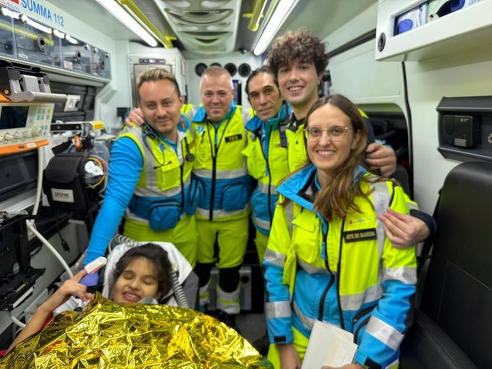 El equipo del Summa112 en el interior de la ambulancia con la madre