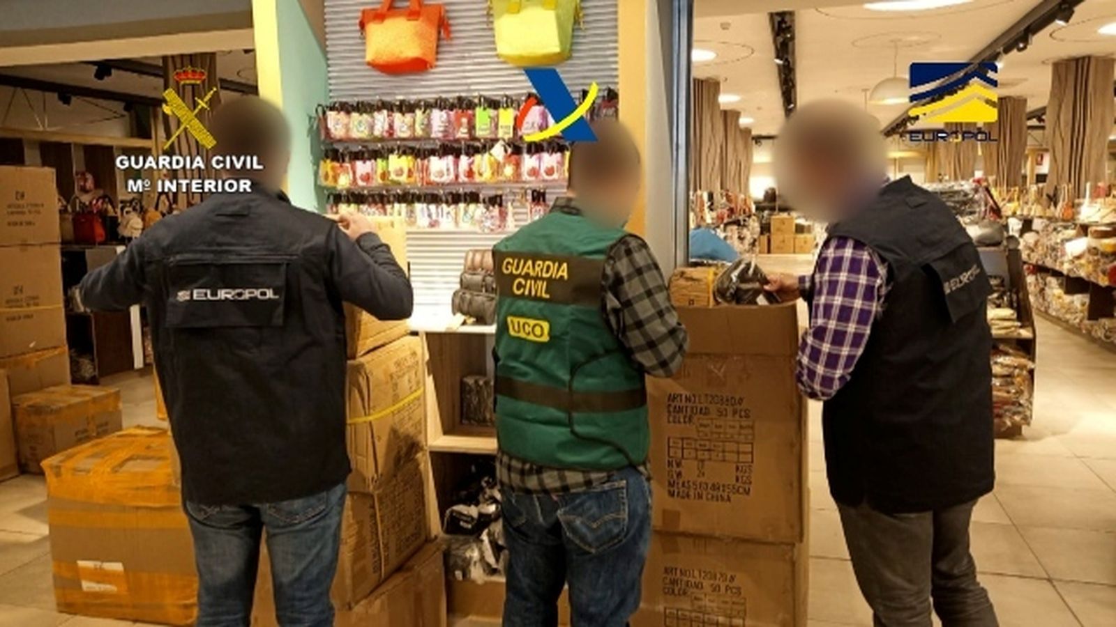 Miembros de la Guardia Civil y de Europol durante el registro en un bazar