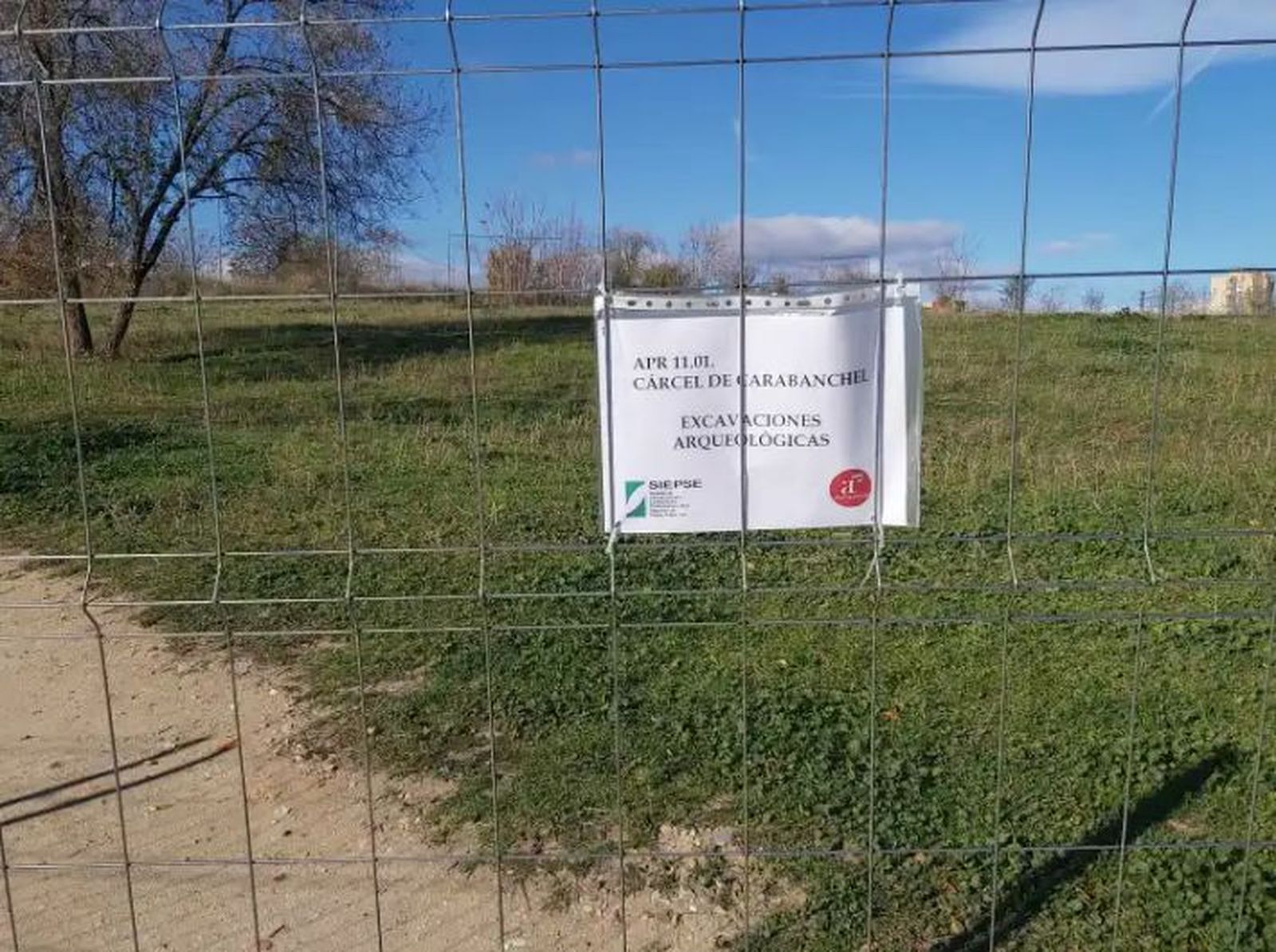 Vallado de los terrenos de la antigua cárcel de Carabanchel durante las excavaciones arqueológicas