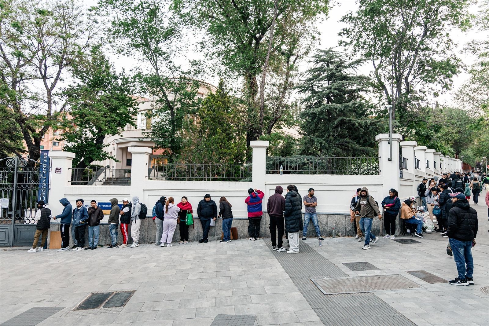 Personas hacen cola para conseguir el certificado de vulnerabilidad en una Oficina de Asistencia en Materia de Registro, en Madrid