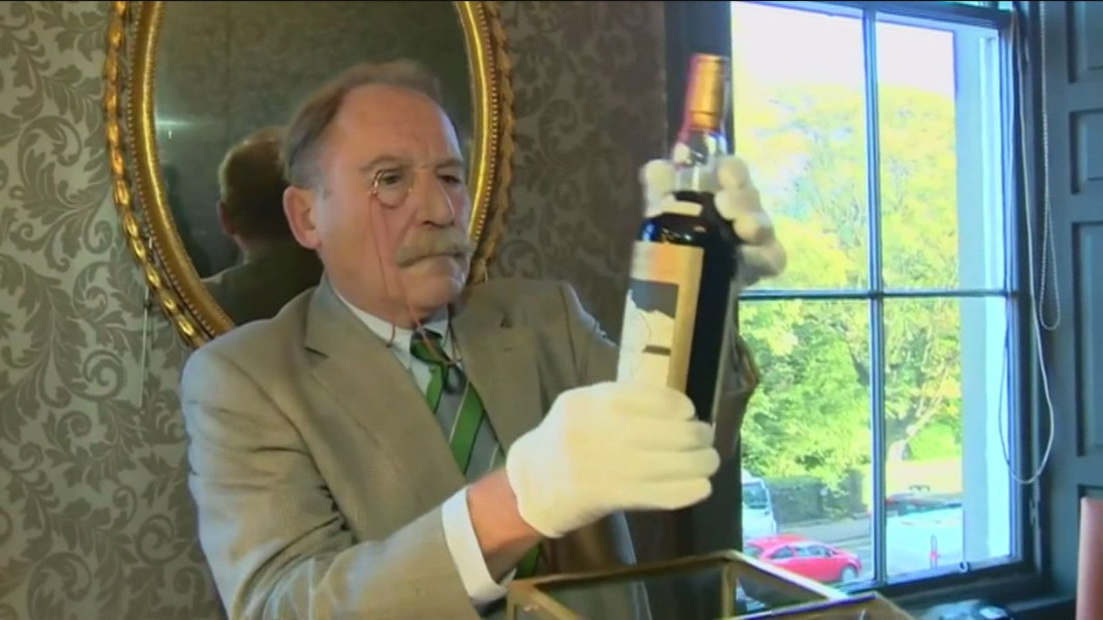 Subastada por 130.000 euros una botella de vino 156 años