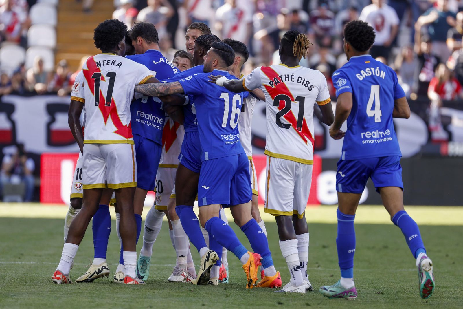 Encontronazo entre jugadores del  Rayo Vallecano y del Getafe