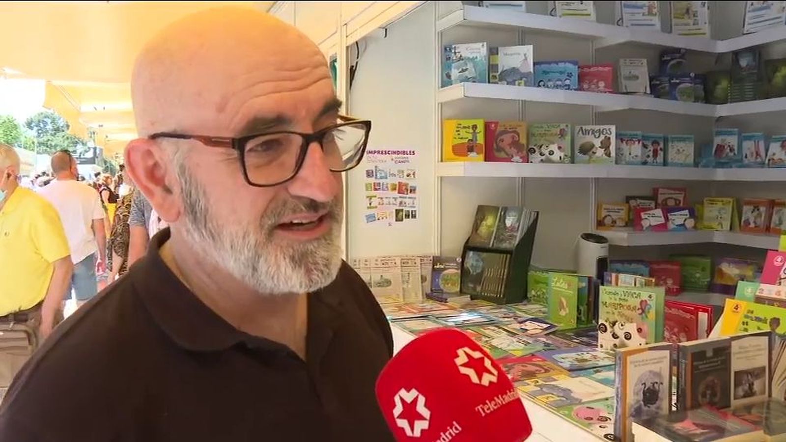 Una Feria del Libro en plenitud, con decenas de escritores firmando libros