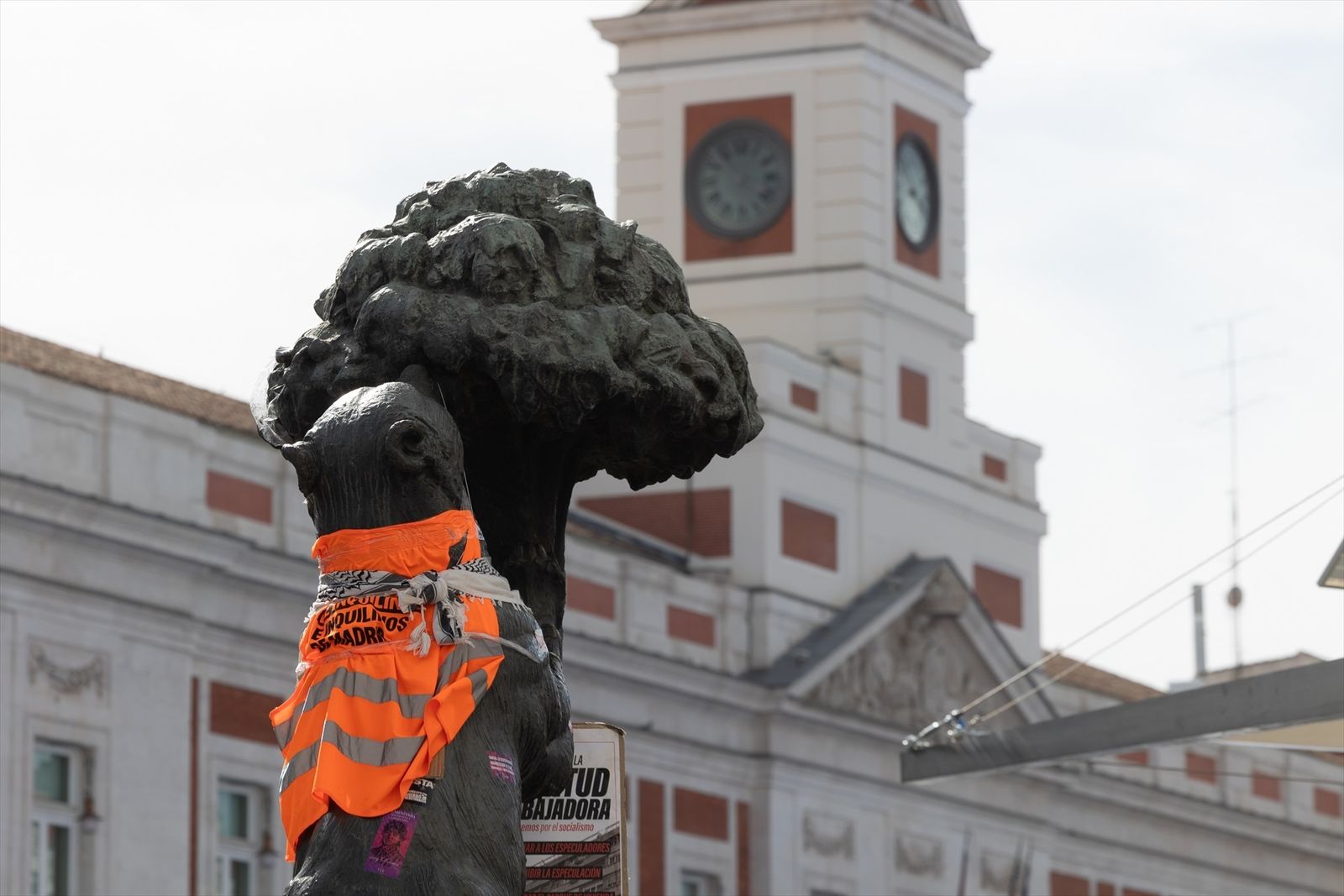 La estatua del Oso y el Madroño durante la acampada en la Puerta del Sol