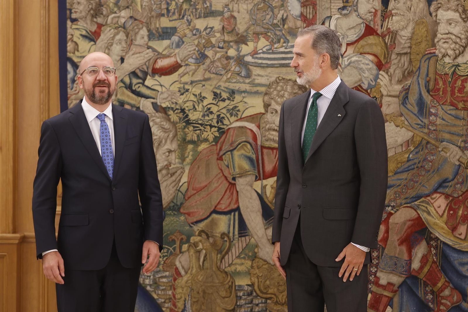 El rey Felipe VI (d) recibe al presidente del Consejo Europeo, Charles Michel (i) durante una audiencia real celebrada en el Palacio de la Zarzuela este jueves durante la segunda jornada de la cumbre de la OTAN