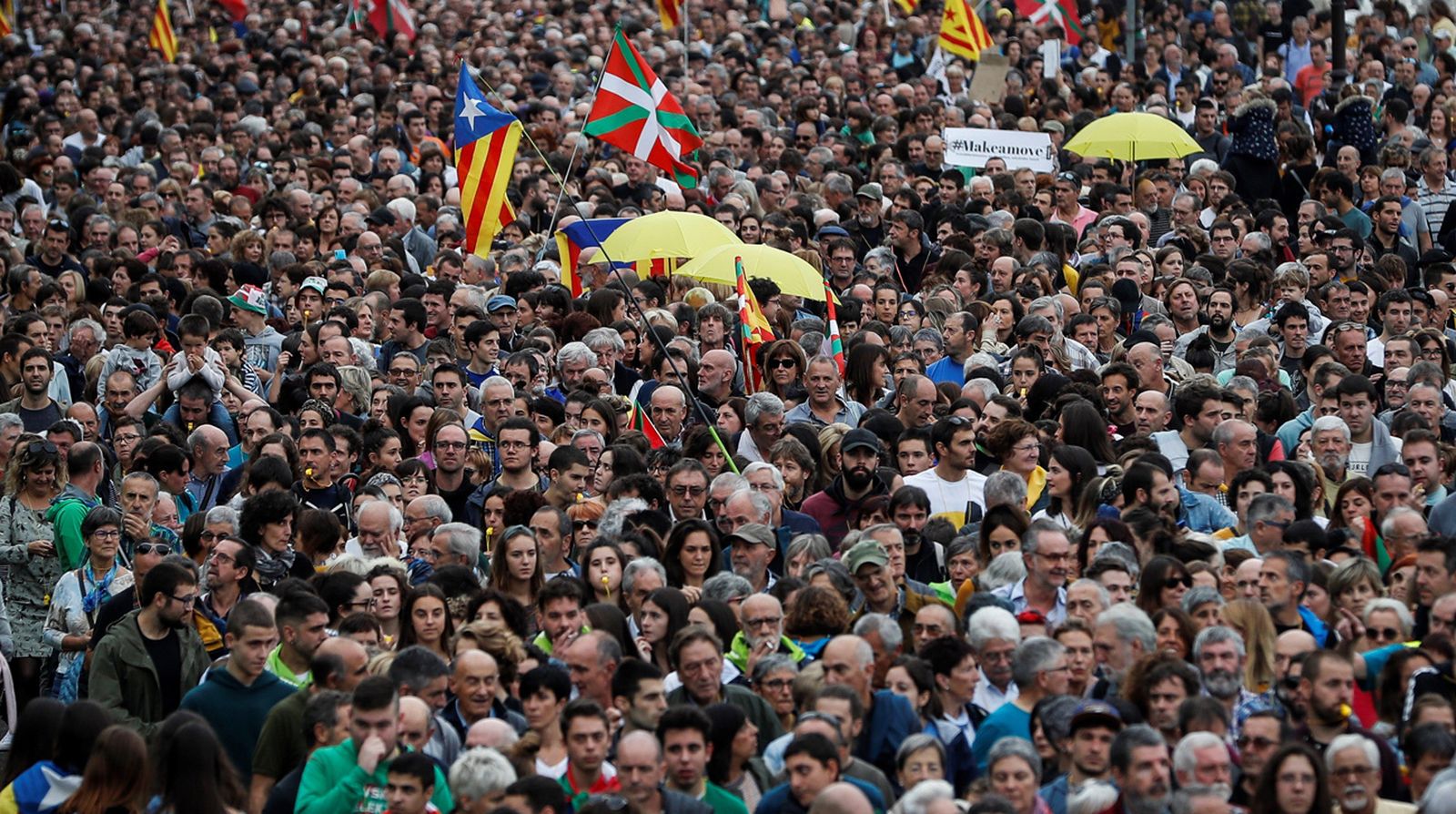 Miles de personas participan en la manifestación convocada este sábado en San Sebastián