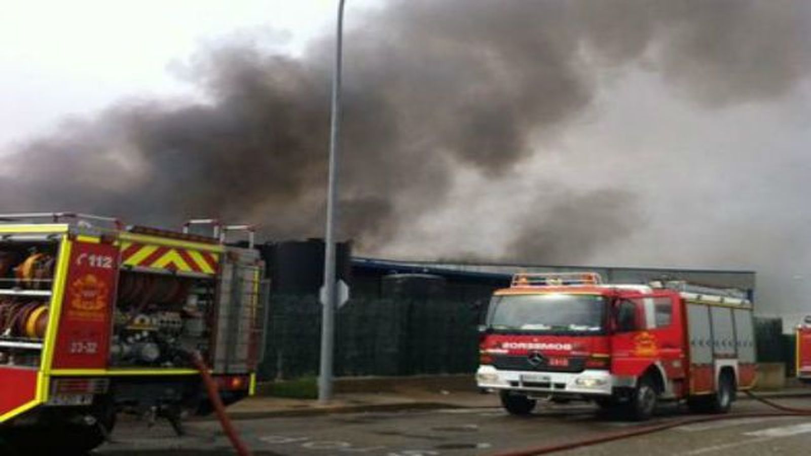 Una mujer herida grave tras el incendio de la nave química en Campo Real