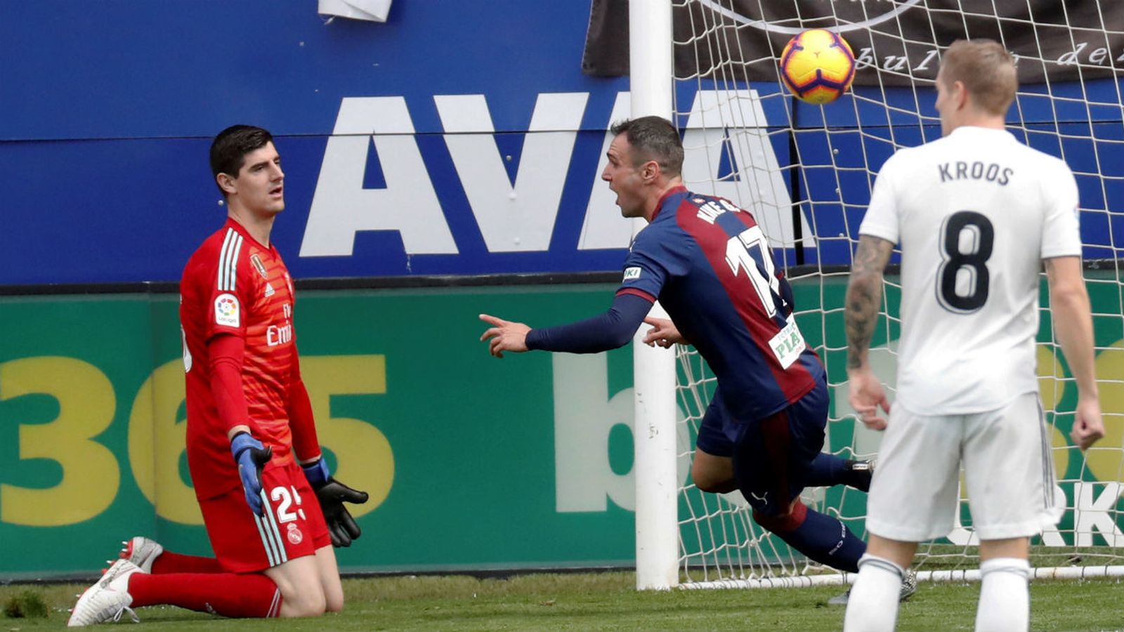 El delantero del Eibar, Kike García, celebra el tercer gol ante el Real Madrid