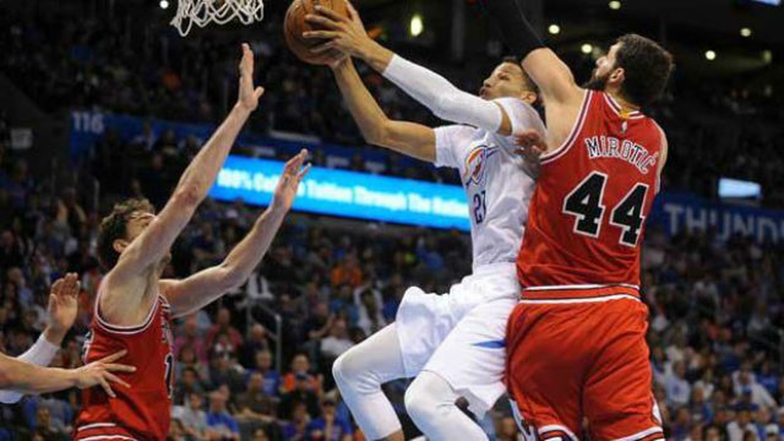 Pau Gasol y Mirotic ante los Thunder