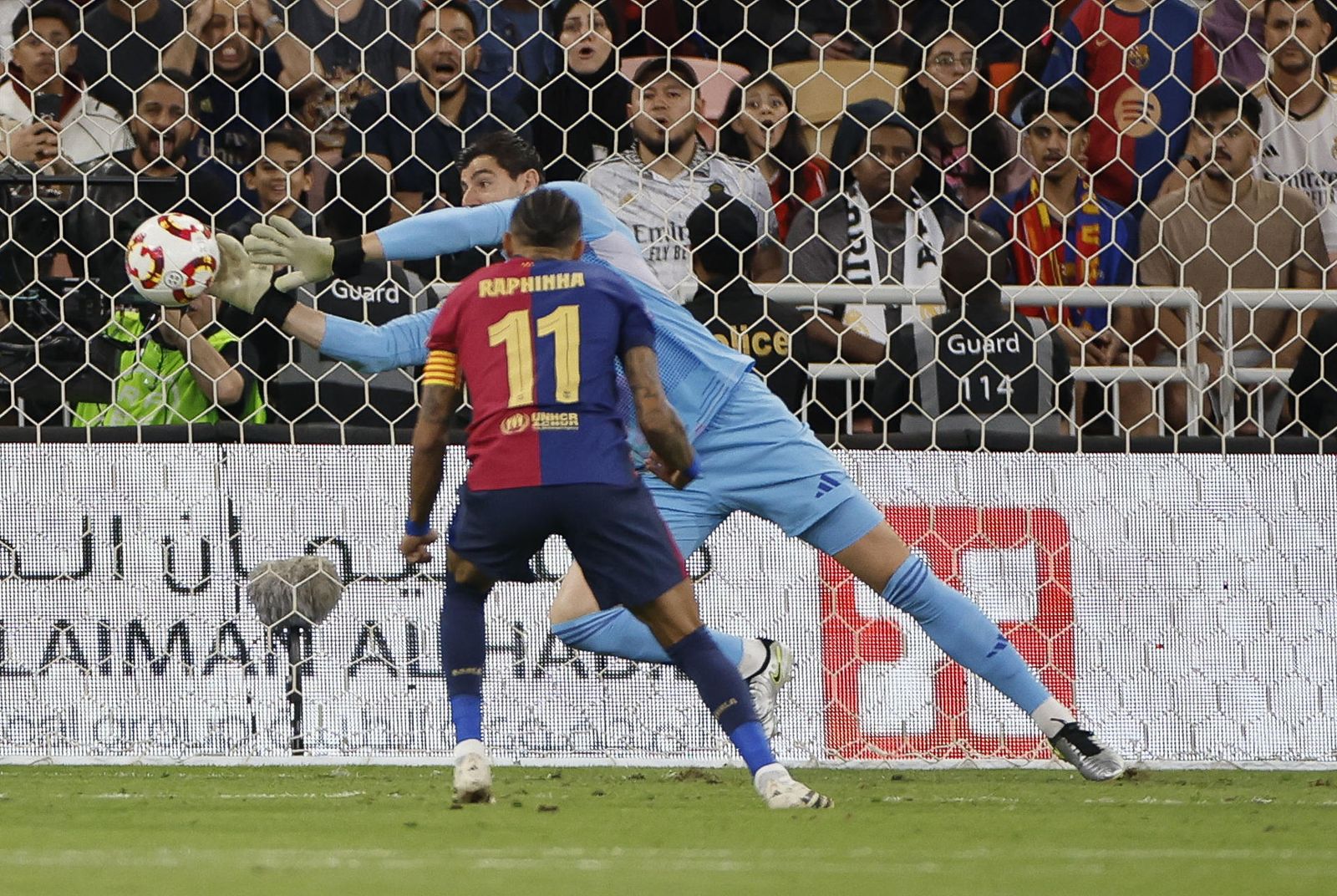 Courtois ante Raphinha