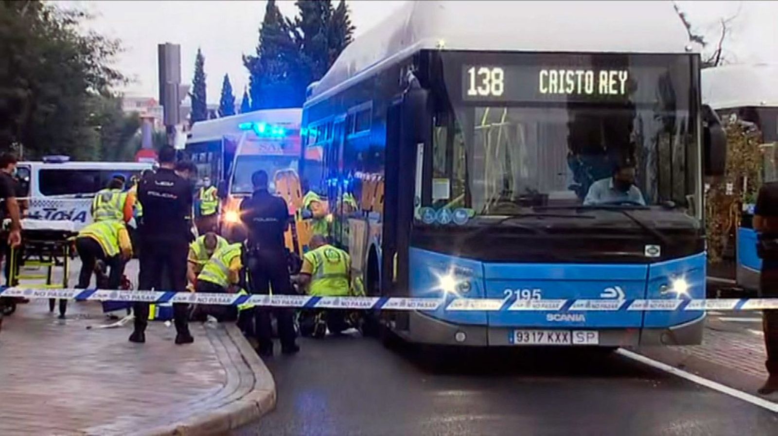 Un autobús de la línea 138 de la EMT atropella a una joven en Aluche